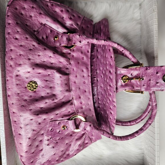 The Find lavender ostrich-embossed leather shoulder bag with gold hardware - Picture 4 of 7